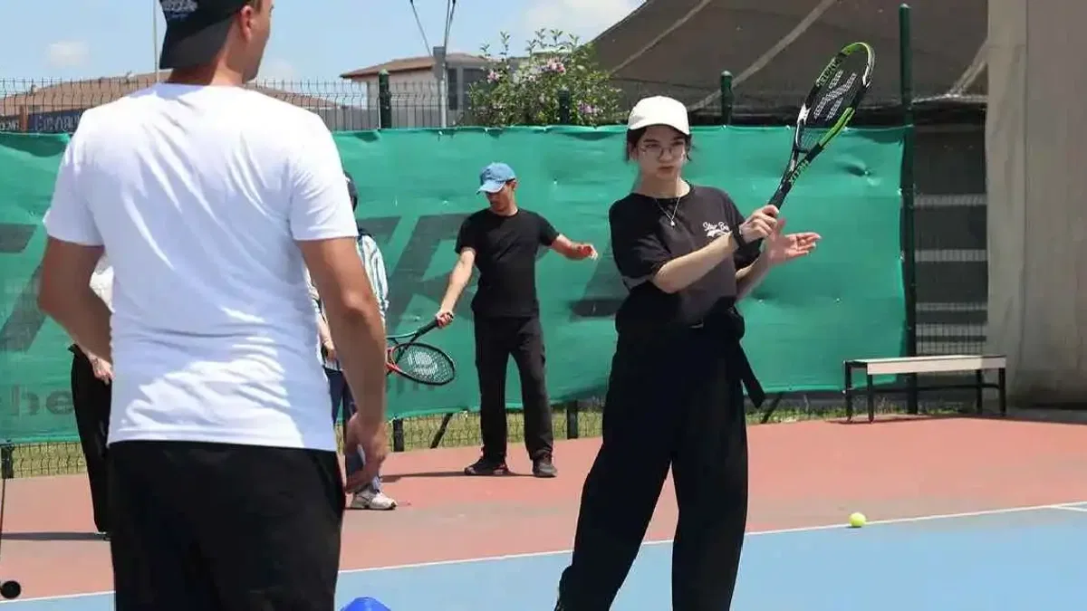 Sakarya'da Sonbahar Spor Okulu’nda tenis heyecanı