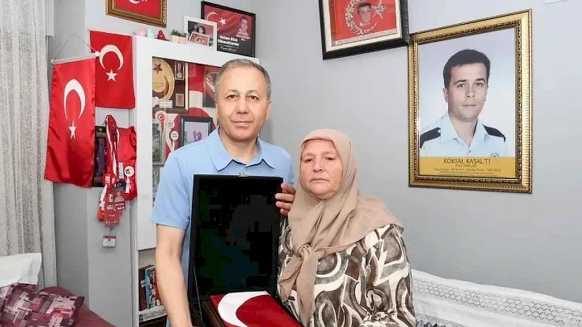 Bakan Yerlikaya'dan şehit ailesine ziyaret