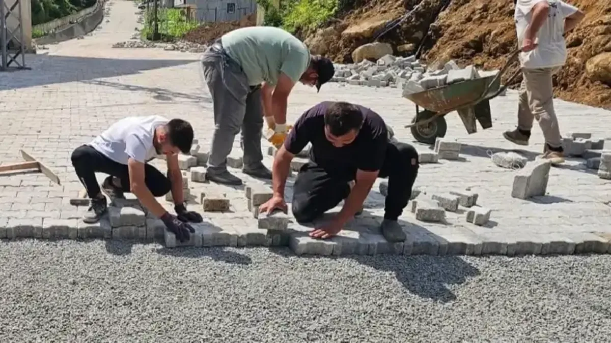 Artvin’de köy mahalle yollarına kilitli parke taşı