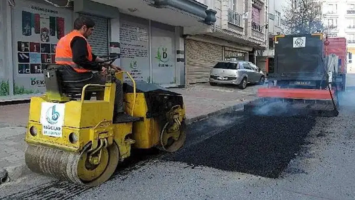Bağcılar'da yollar asfaltlanarak güvenli hale getiriliyor