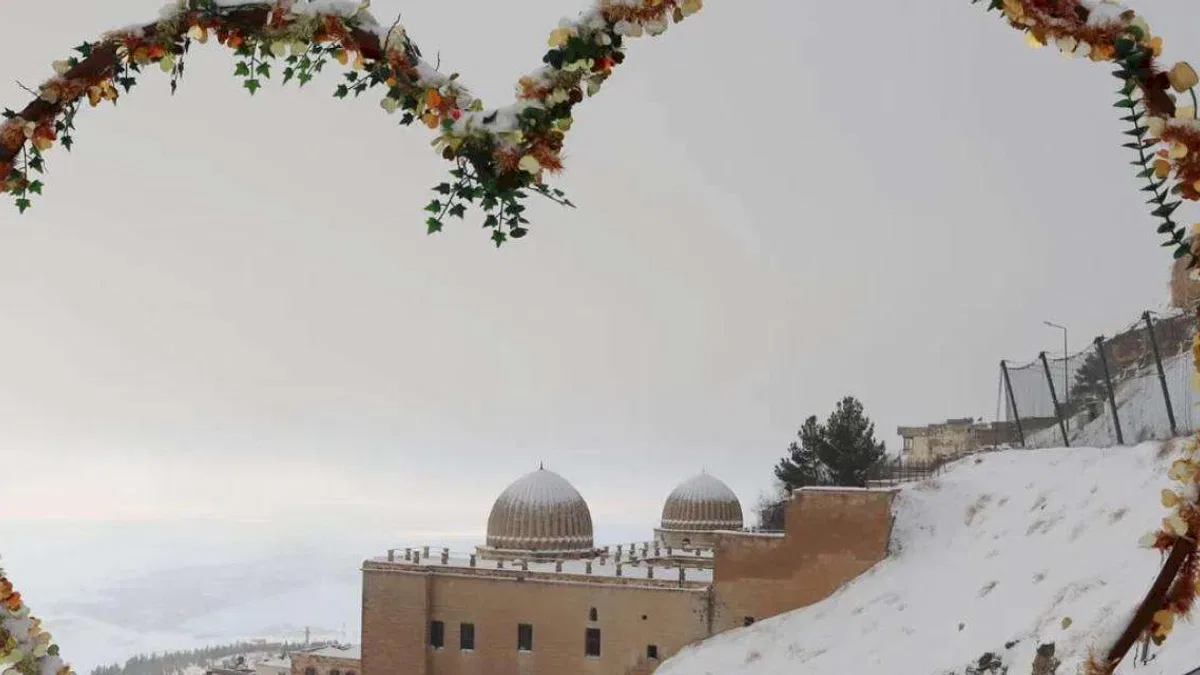 Mardin'de kar yağışı tarihi kenti büyüleyici manzaralara bürüdü