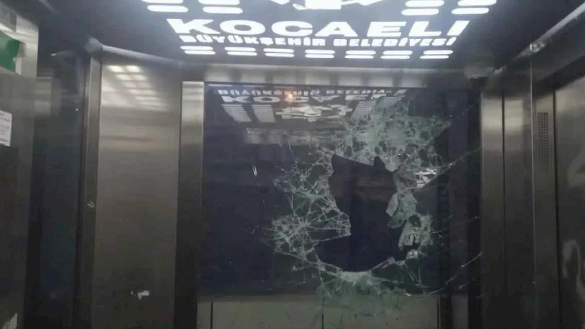 Kocaeli'de vandalizim! Kaldırım taşları ile asansörün camı parçalandı!