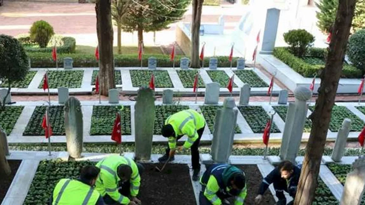 Kocaeli'de şehitlerin mezarları çiçeklerle donatıldı