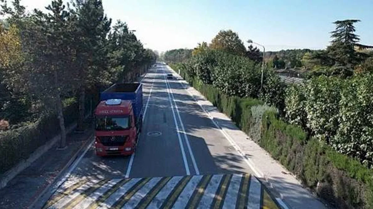 Sanayici Caddesinin gecesi ayrı gündüzü ayrı güzel