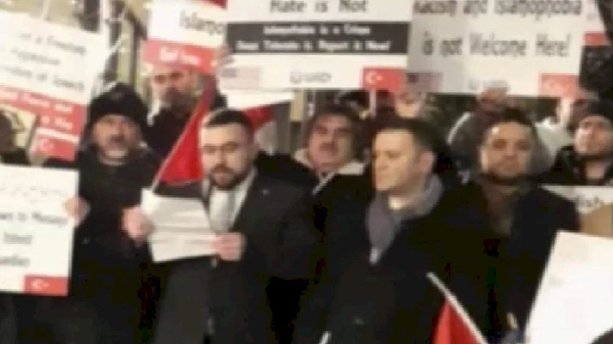 İsveç'in saygısızlığına New York'ta karanfilli protesto