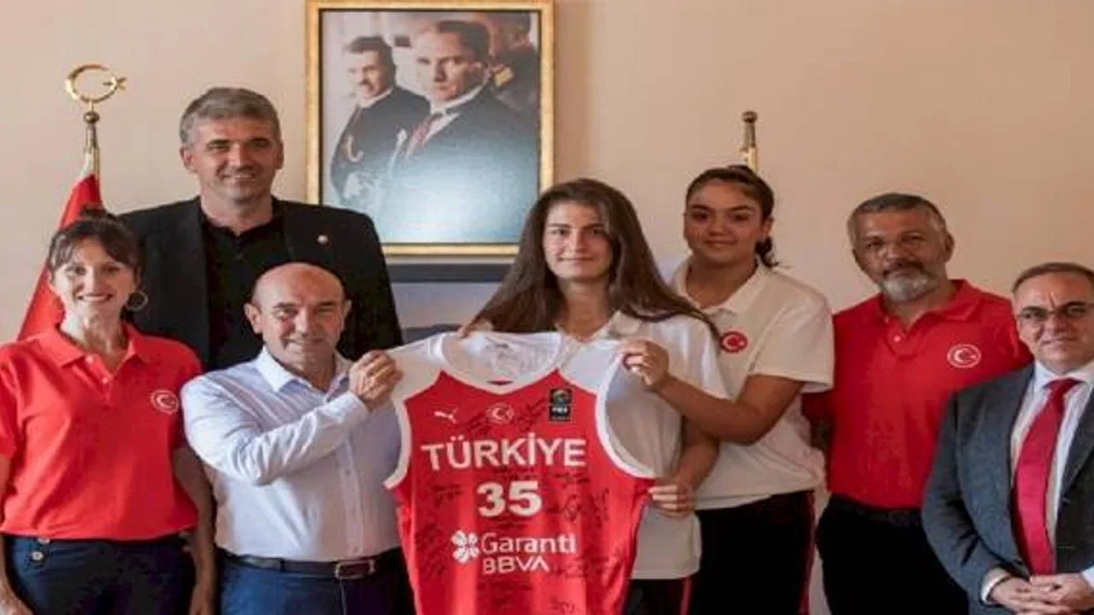 Milli takım oyuncularından Başkan Soyer’e kupa sözü