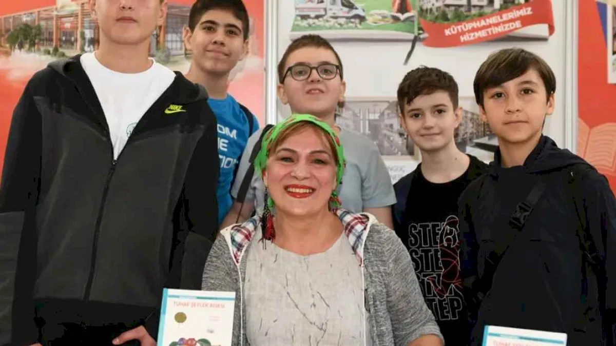 Yazar Halime Yıldız kitaplarını küçük okuyucuları için imzaladı
