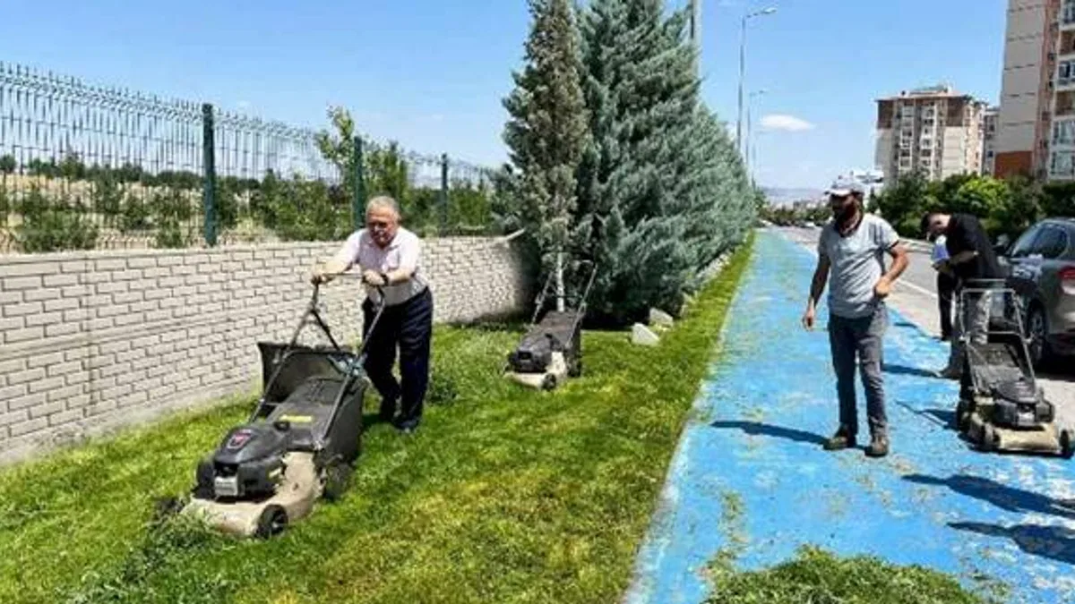 Başkan Büyükkılıç, işçilerle bir araya geldi, çim biçti