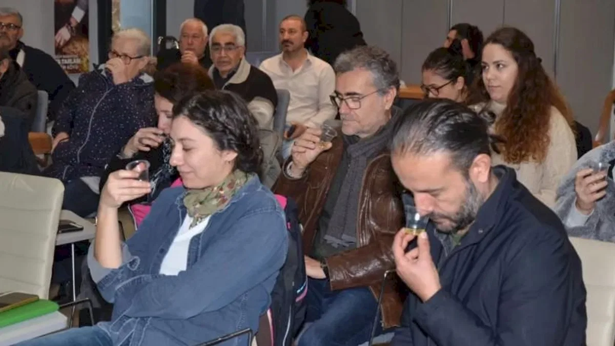İzmir Efes Tarlası'nda zeytinyağı tadım etkinliğine yoğun ilgi