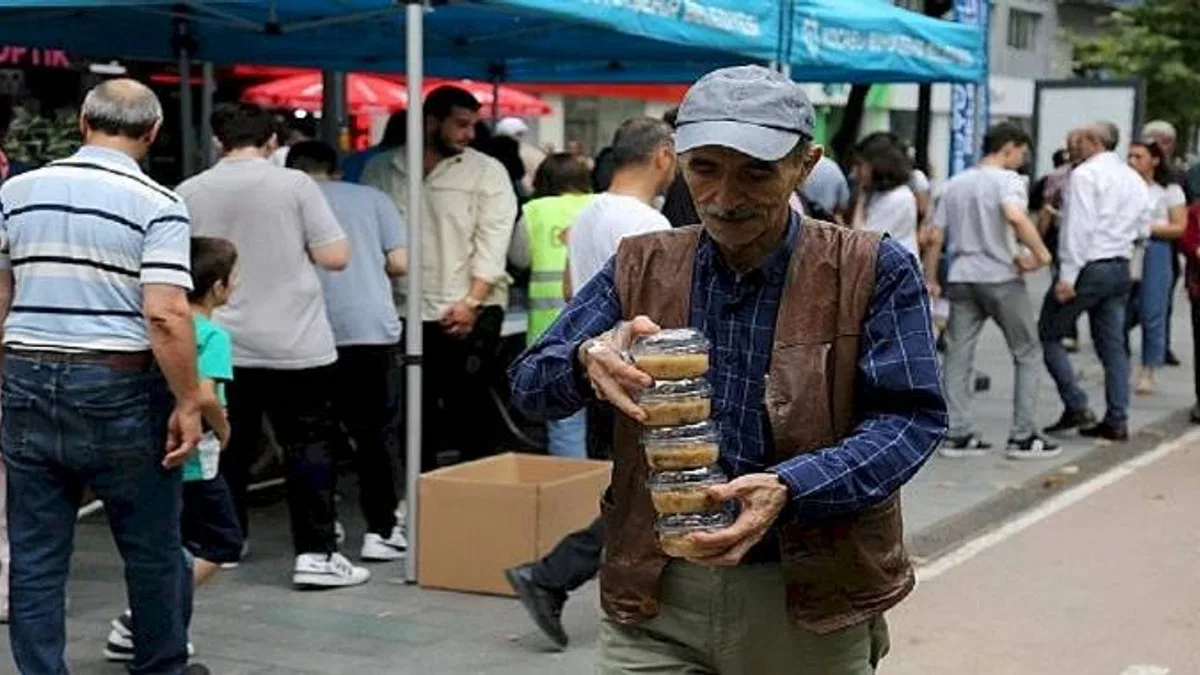 Büyükşehir'den Cumhuriyet Bulvarında aşure ikramı