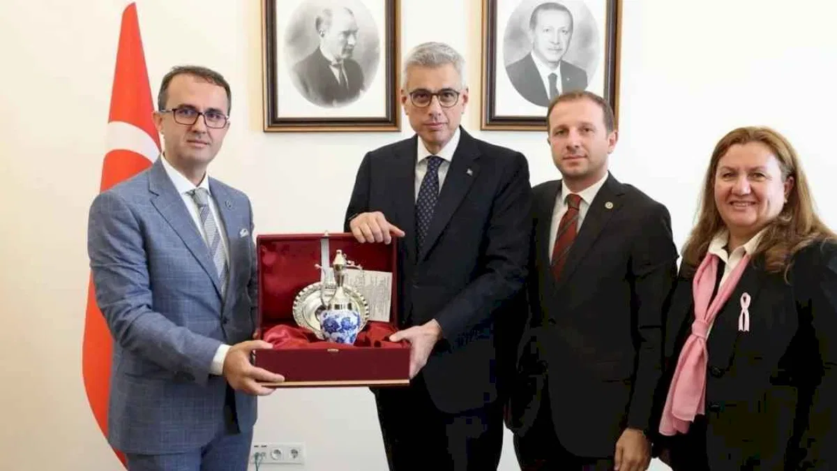 Bursa Kanserle Savaş Derneği’nden Bakan Memişoğlu’na ziyaret