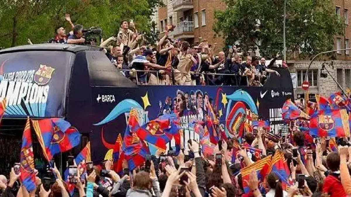 Barcelona şampiyonluğu taraftarlarıyla kutladı!