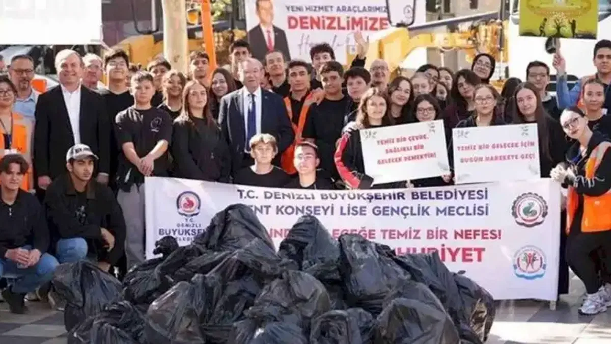 Denizli’de gençler Cumhuriyet için el ele