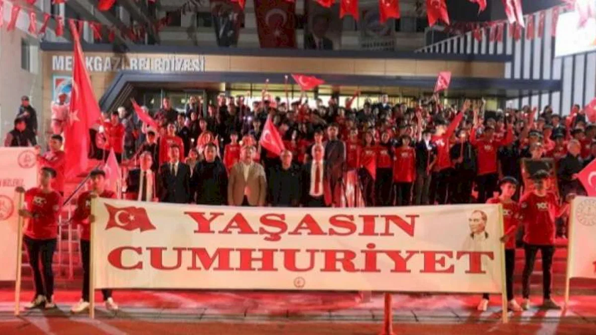 Kayseri Melikgazi'de Cumhuriyet için fener alayı