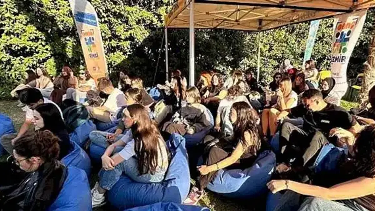 İzmir'de gençlerin "deneyim yolculuğu başladı