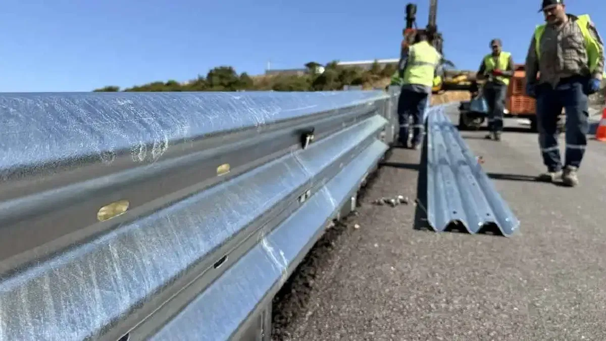 Kocaeli'de otokorkuluklarla yol güvenliği artırılıyor