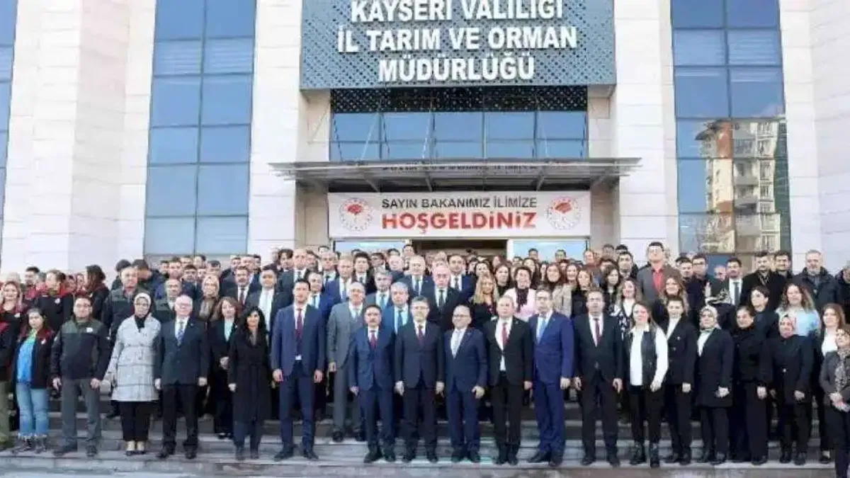 Bakan Yumaklı ve Başkan Büyükkılıç, bölgenin en büyük tarım fuarını ziyaret etti