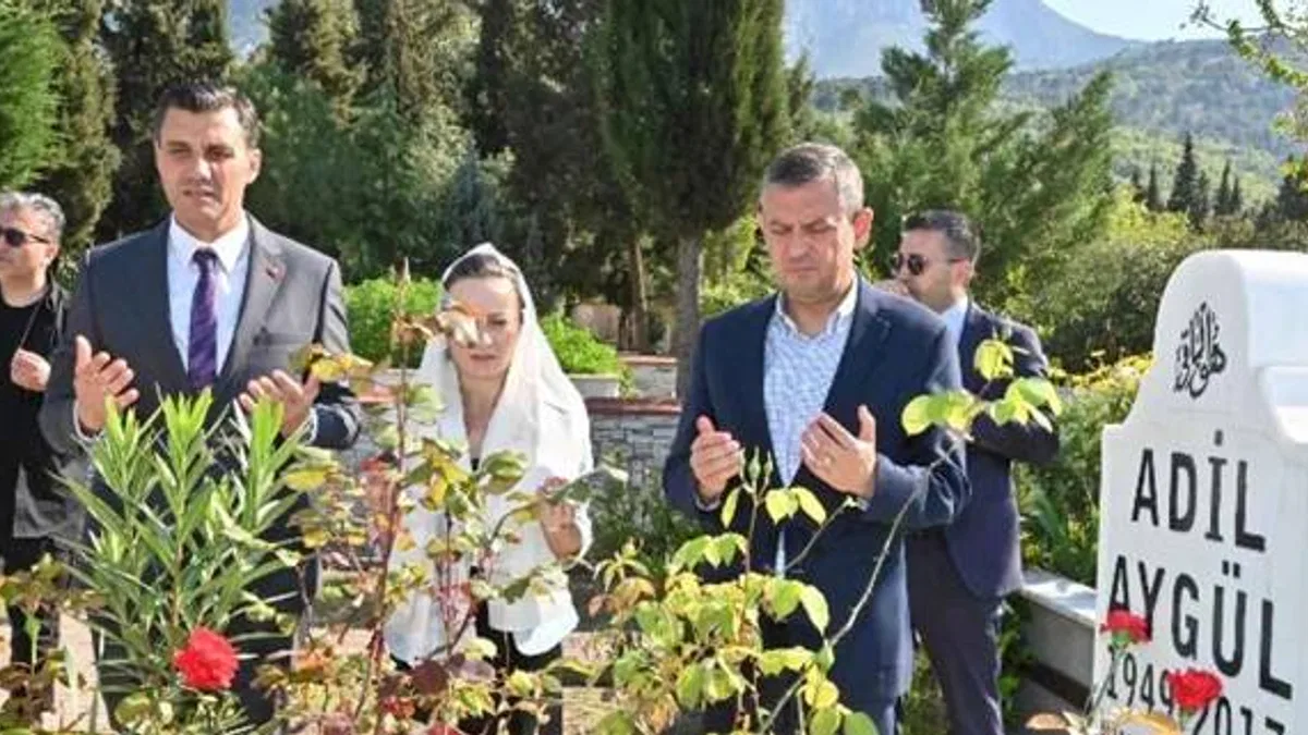 CHP Genel Başkanı Özel, Başkan Zeyrek ile Manisa’da kabir ziyaretleri yaptı