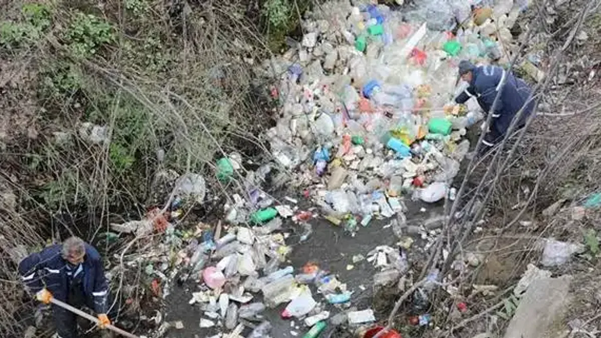 Dere yataklarını çöplüğe döndürmüşler