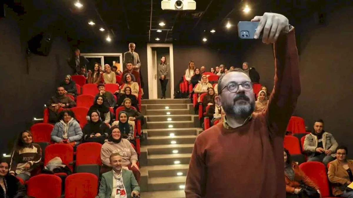 Edebiyatçı Güray Süngü  Sakarya'da gençlerle buluştu