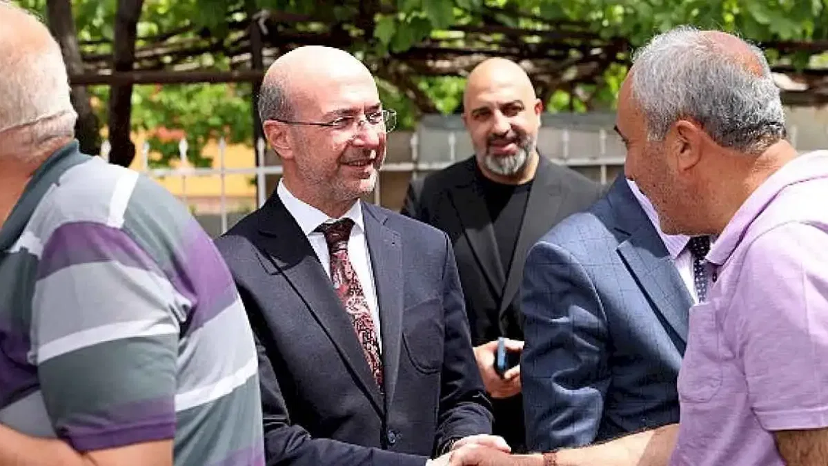 Selçuklu Belediye Başkanı Ahmet Pekyatırmacı, Cuma buluşmaları kapsamında Binkonutlar Mahallesi'nde vatandaşlarla bir araya geldi