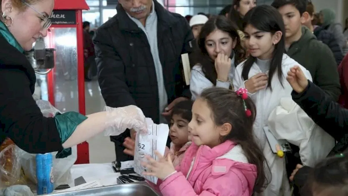 Çiğli'de çocuklar sinema keyfini Başkan Yıldız’la paylaştı