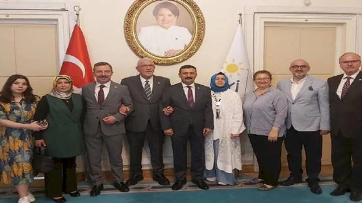 Bursa'nın İYİ Partili vekilleri kayıt yaptırıp rozetlerini taktı