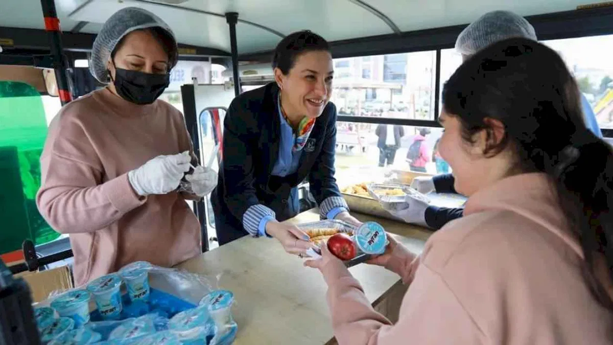 İzmir'de öğrenci otobüsünde Kent Lokantası dayanışması