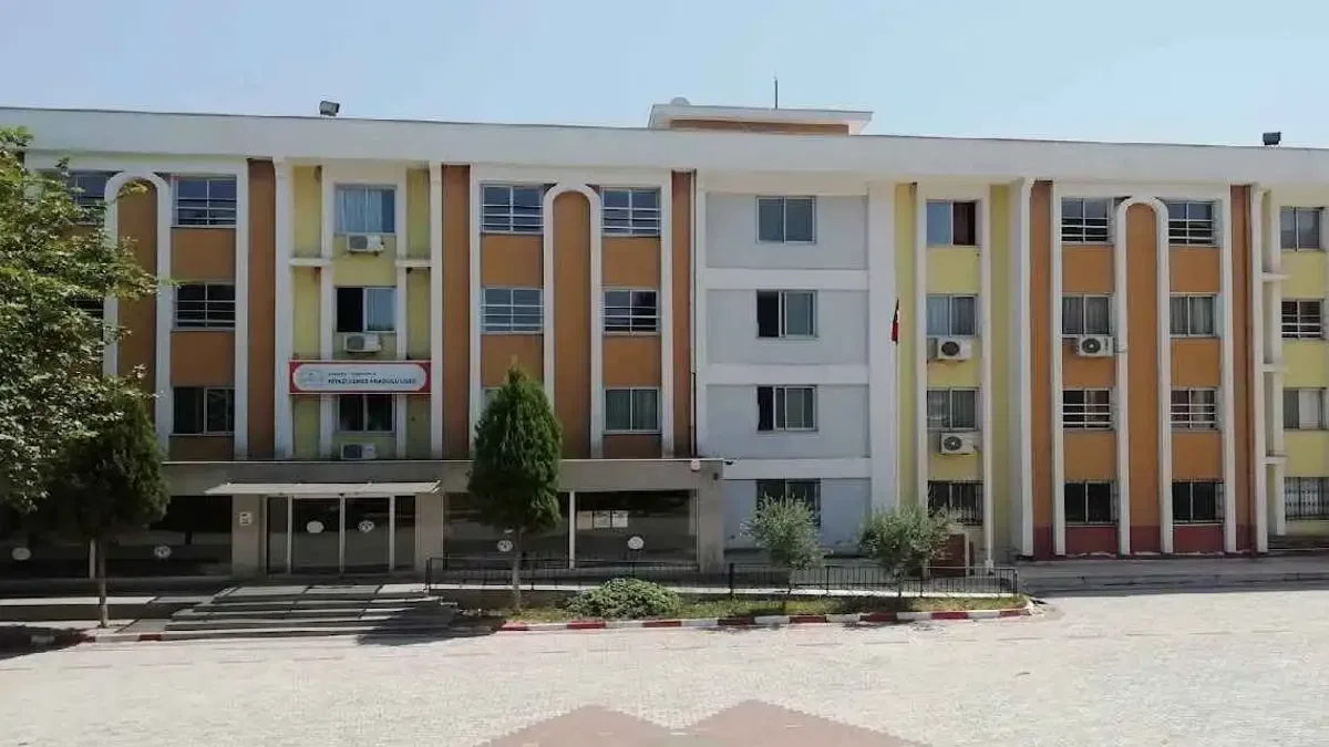 Manisa'da liseye silahlı saldırı!