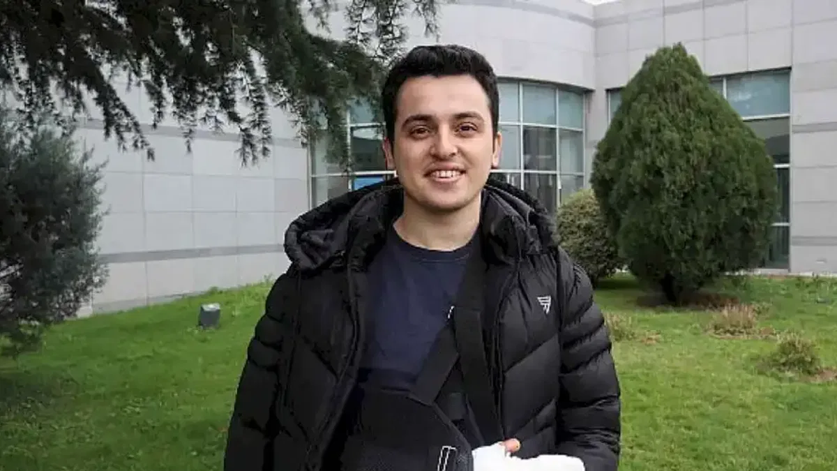 10 saatlik bir ameliyatla ayak parmağı, eline nakledildi