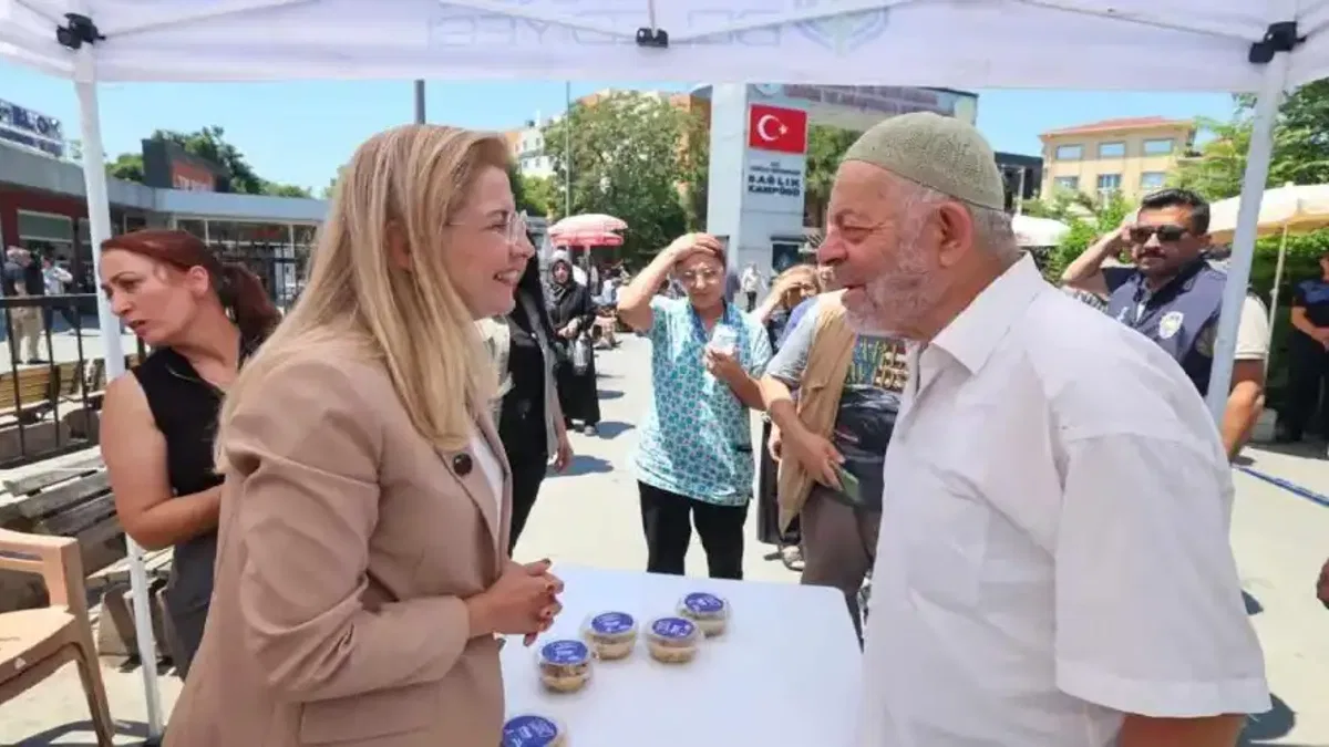 İstanbul Bakırköy'de binlerce kişiye aşure ikramı