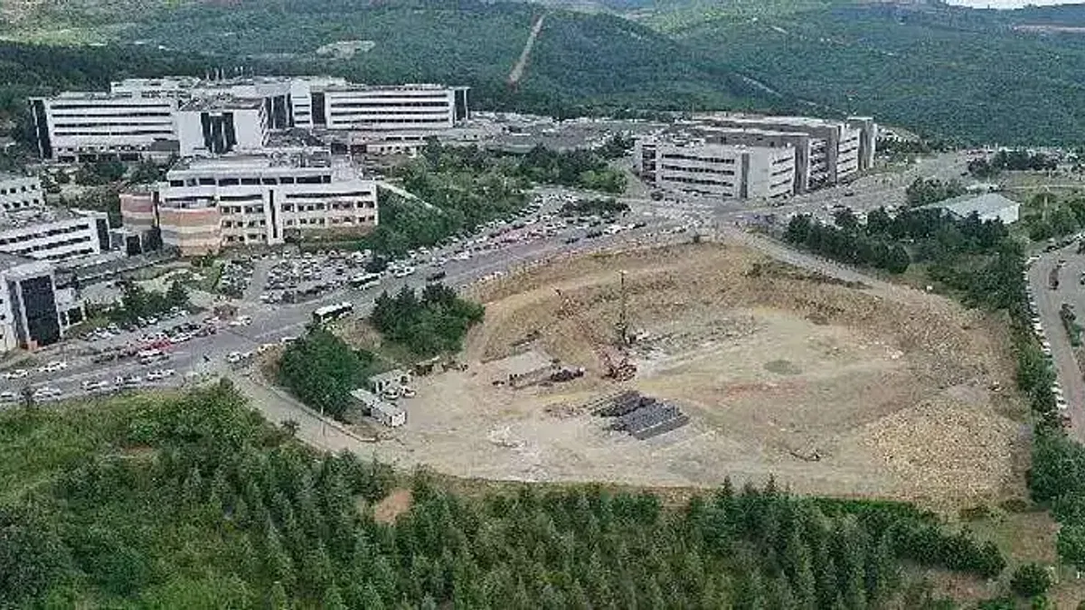 KOÜ Umuttepe Cami ve otoparkı devam ediyor
