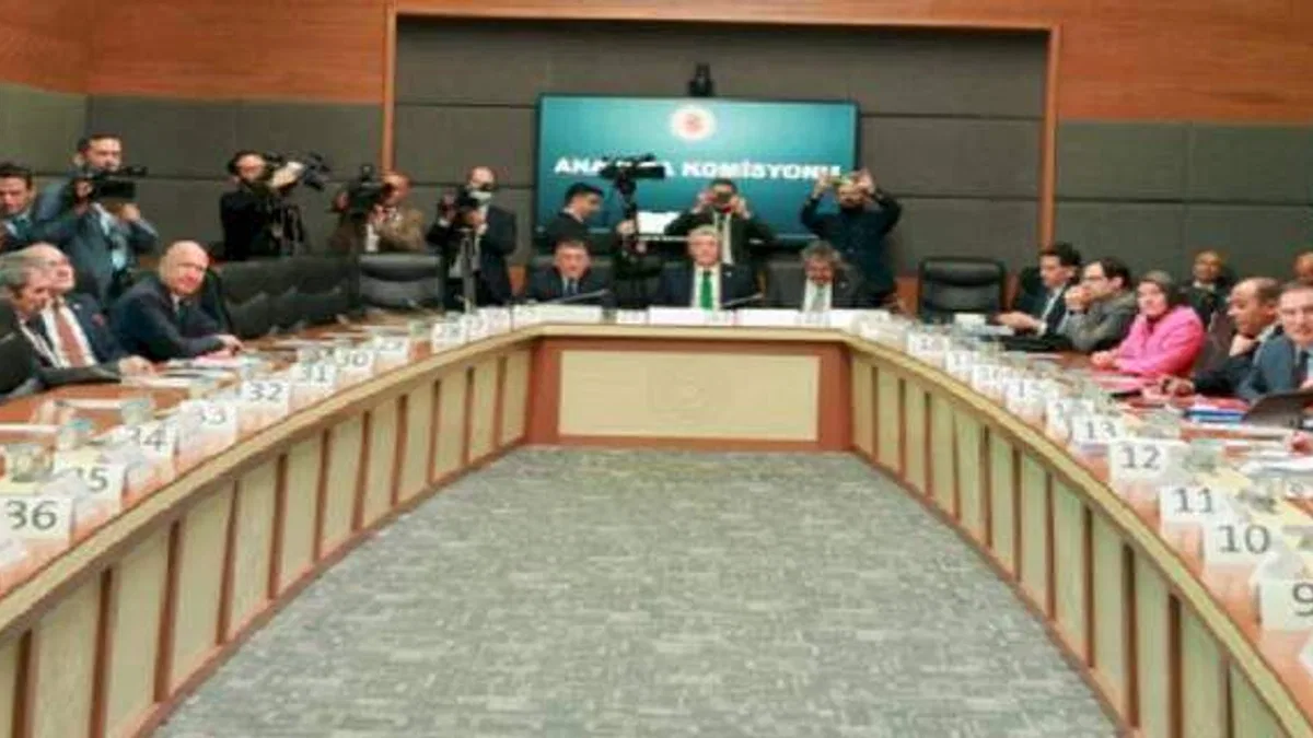 Başörtüsü teklifi komisyonda kabul edildi... Evlilik Birliliği yeniden tanımlandı
