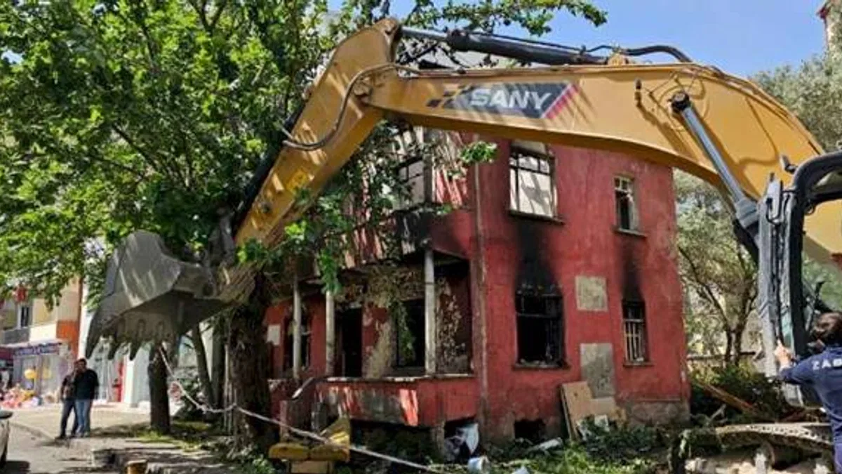 Gölcük’teki yangında hasar gören bina yıkıldı