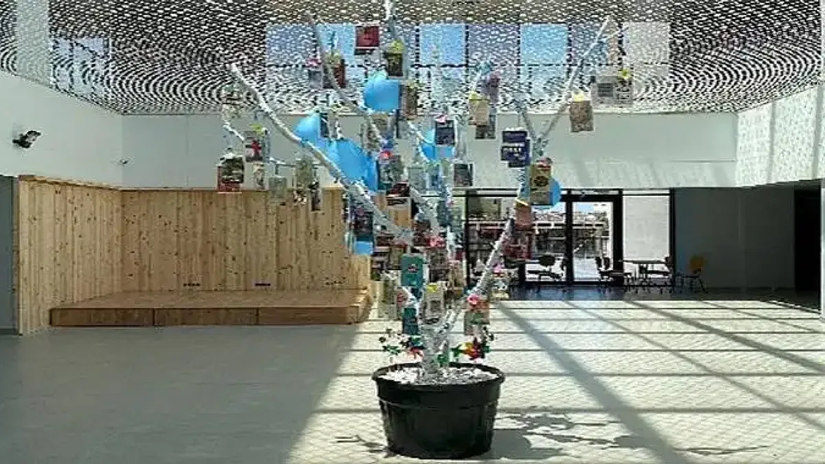 Saray AKM'de ağaçlar kitap açtı