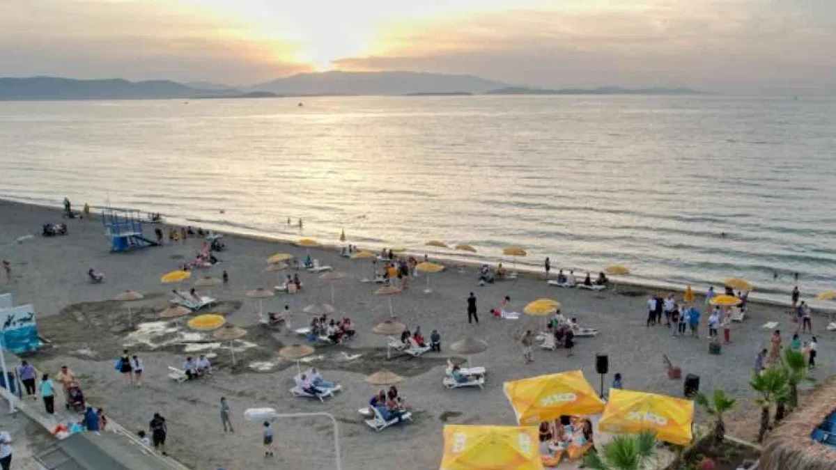 Başkan sözünü tuttu Güzelbahçe'de şezlong ve şemsiye ücretsiz