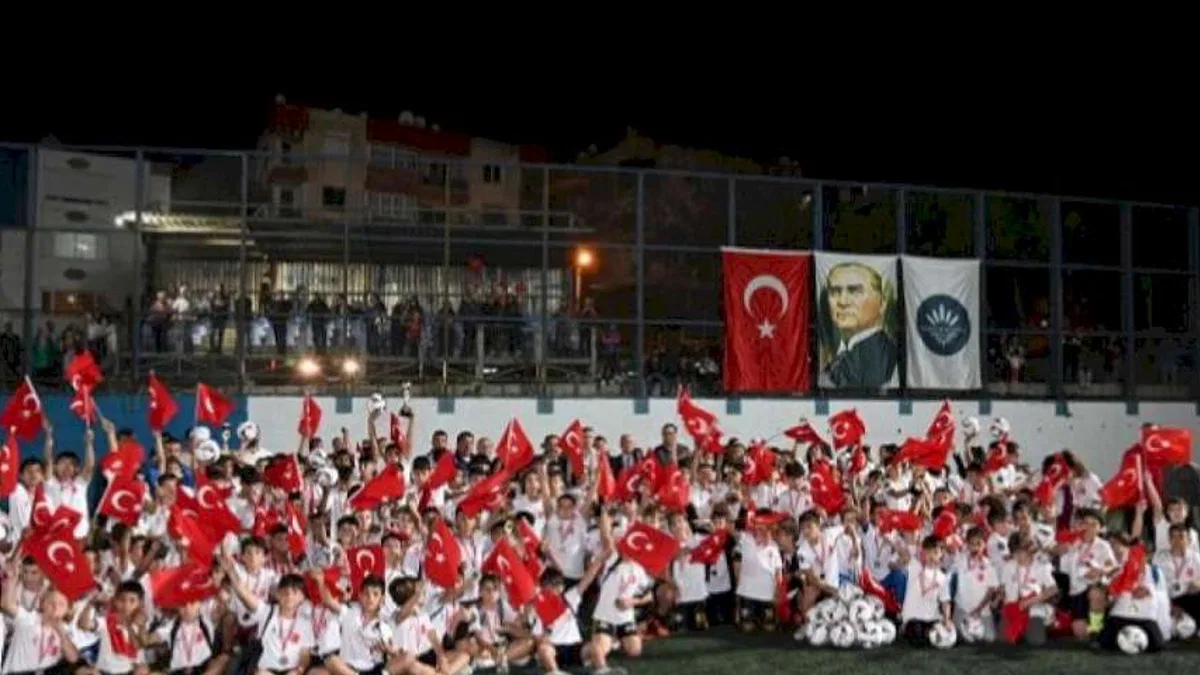 İzmir Karabağlar'da 100. yılın coşkusuyla oynadılar