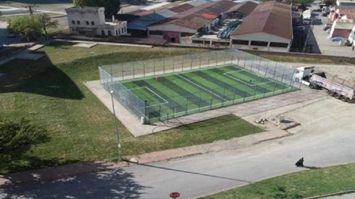 Kayseri Melikgazi'den gençlere futbol sahası