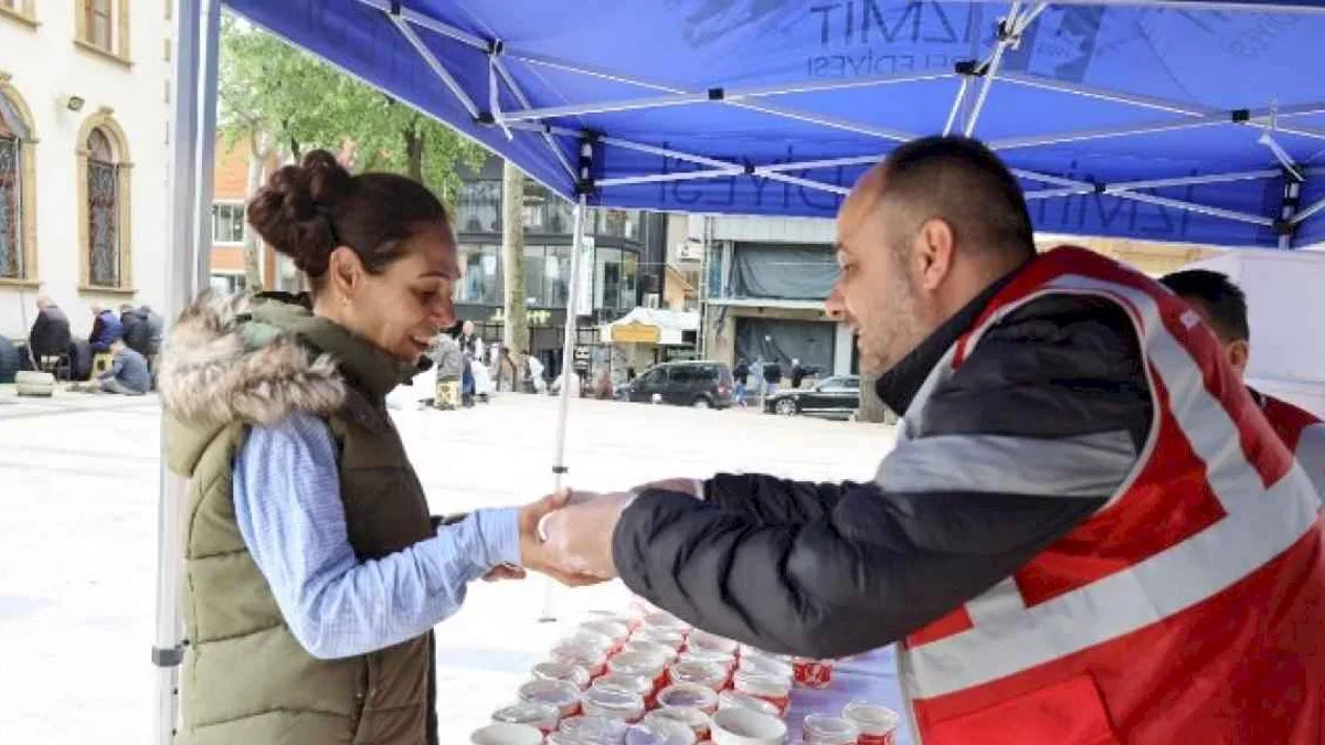 İzmit Belediyesi şehitler anısına helva dağıttı