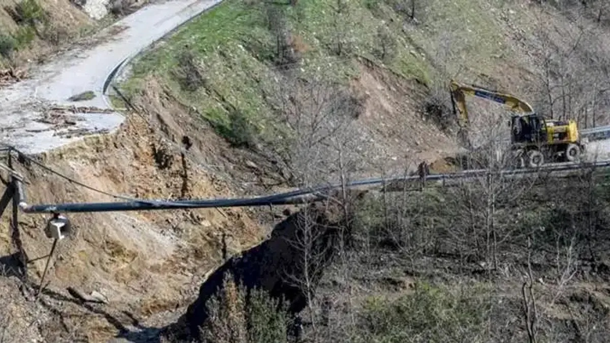 İzmir Ödemiş'te çöken yolda çalışmalar başladı