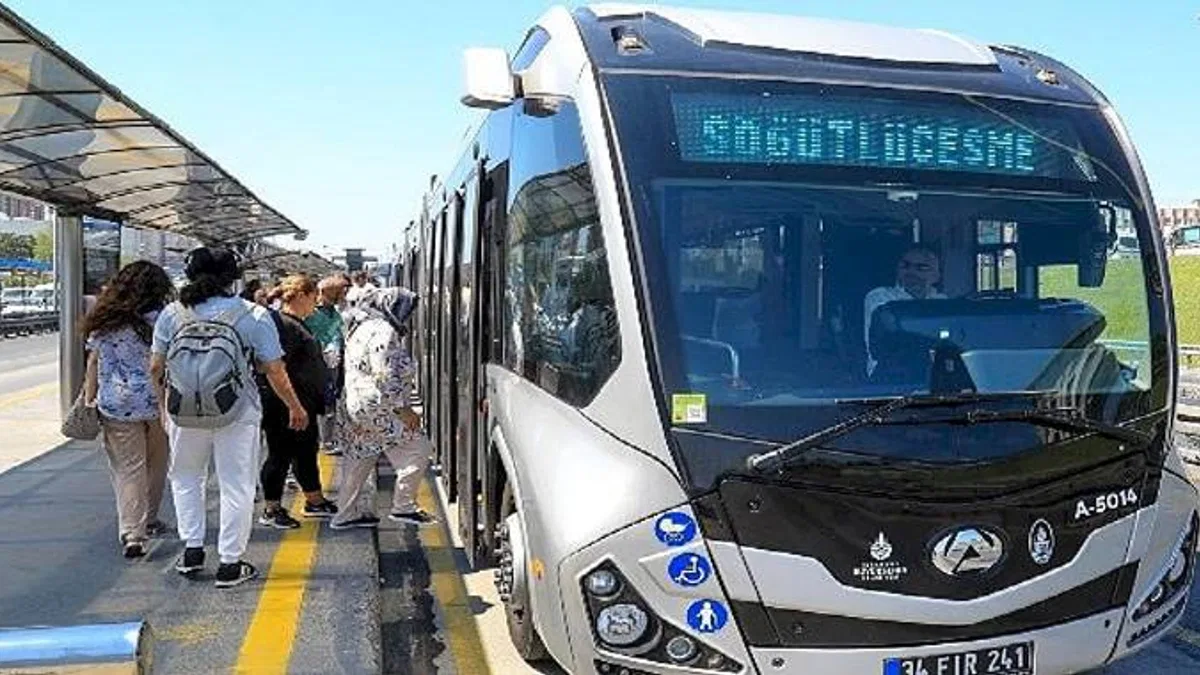 İstanbul Büyükşehir Belediyesi'nin Yeni Metrobüsleri Sefere Başladı
