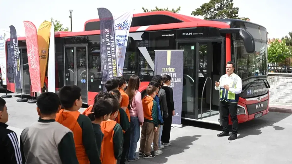 Konya’daki öğrenciler 'Nezaket otobüsü' ile öğreniyor