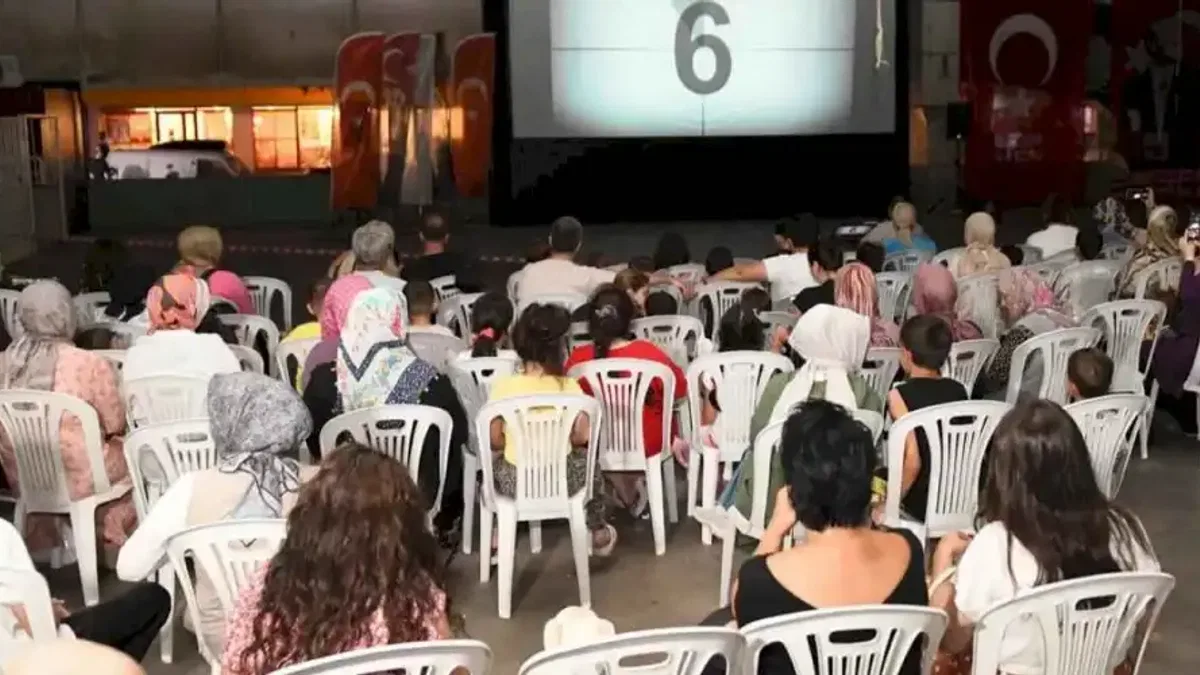 Bursa Osmangazi’de çocuklar açık hava sinemasında buluştu