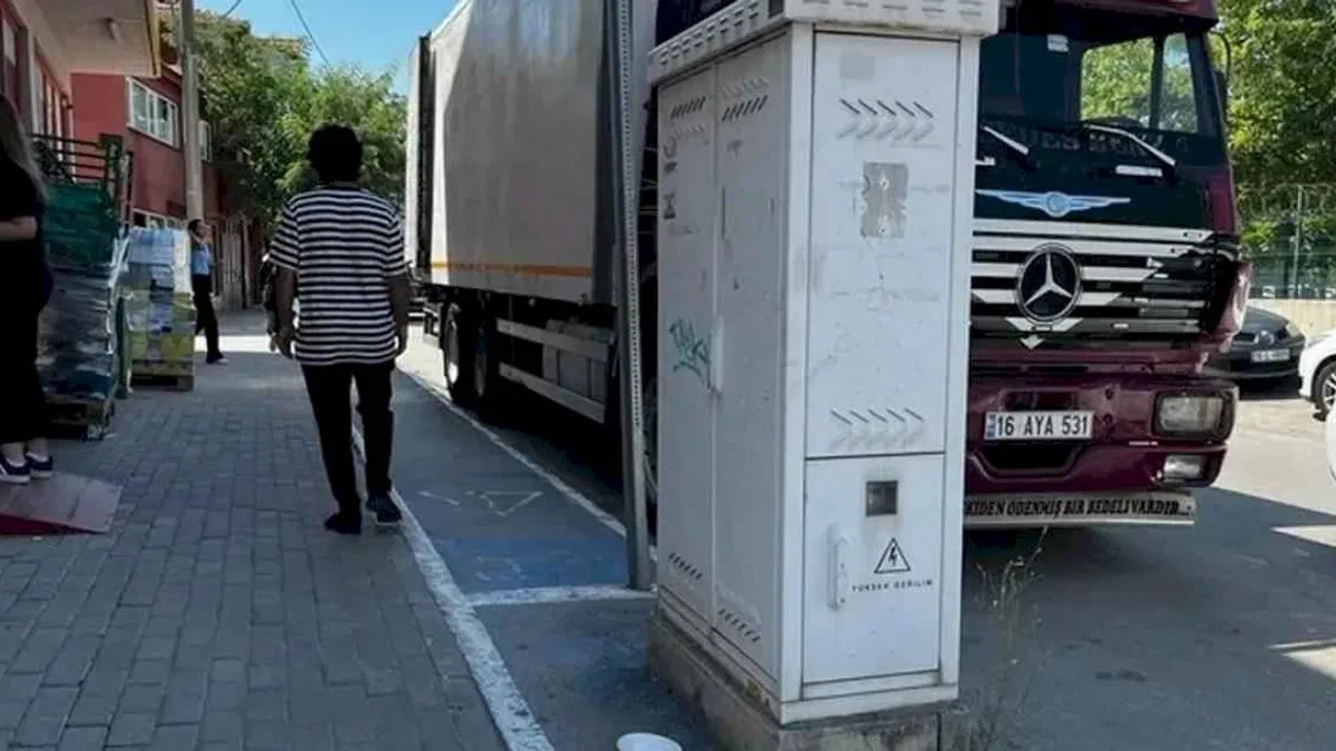 Bilinçsiz sürücüler bisiklet yollarına engel oluyor