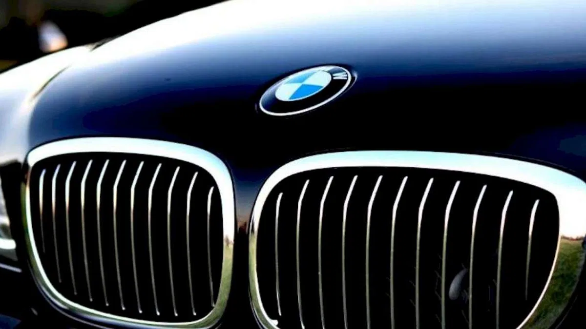 iPhone 15 NFC Çipi, BMW Otomobillerin Kablosuz Şarjı Sebebiyle Bozuluyor