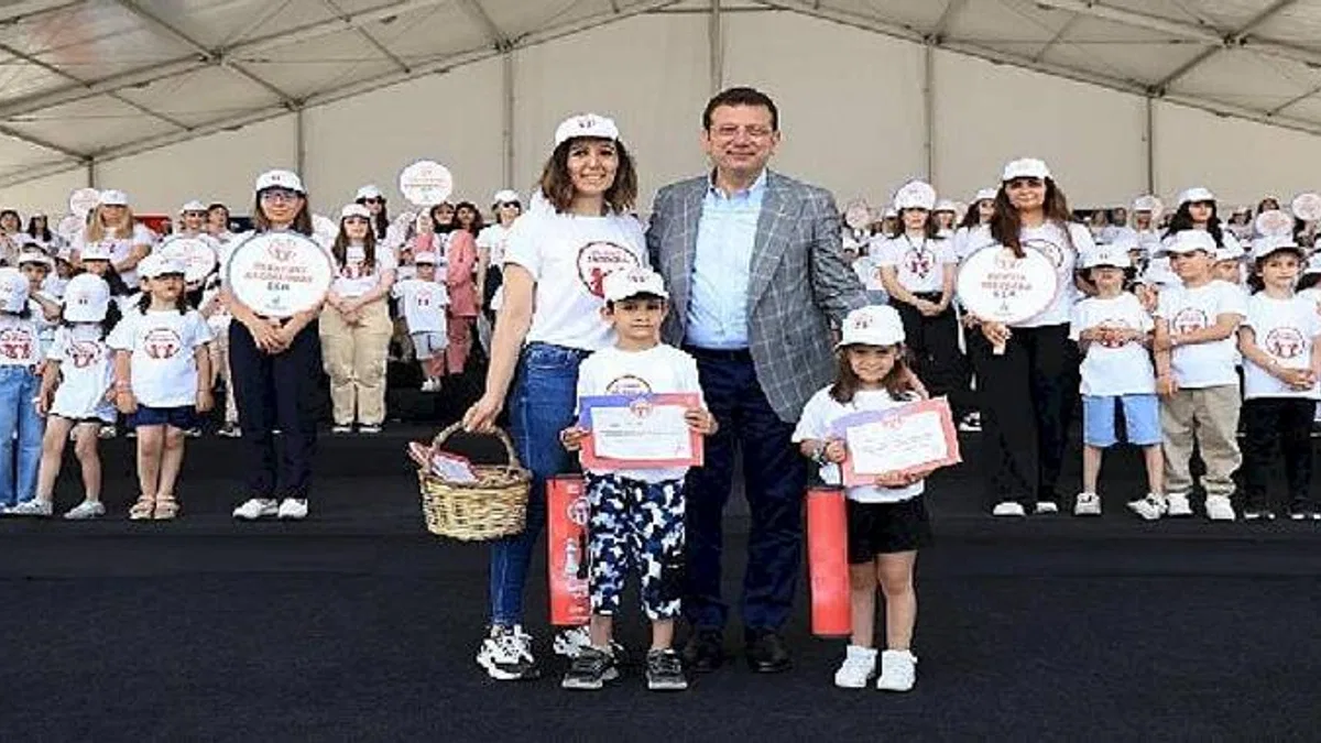 Kreş öğrencileri İmamoğlu'yla birlikte mezuniyet şapkalarını fırlattı