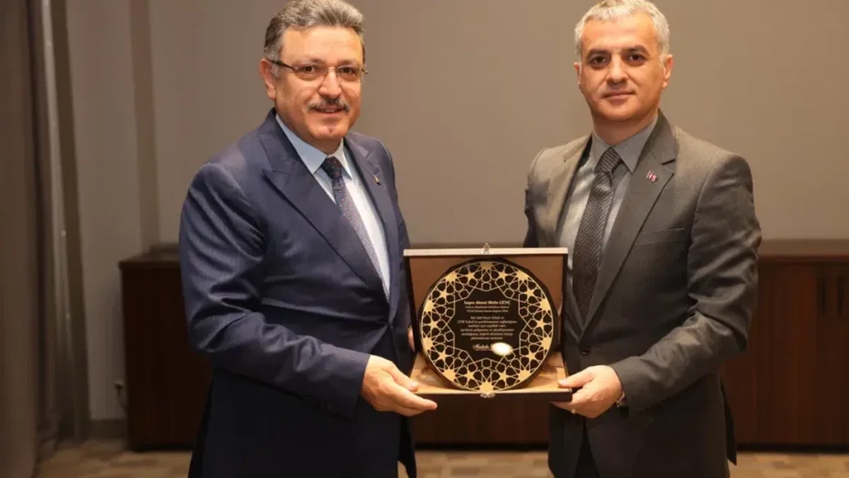 Trabzon'da Başkan Genç’e Yomra’dan teşekkür plaketi