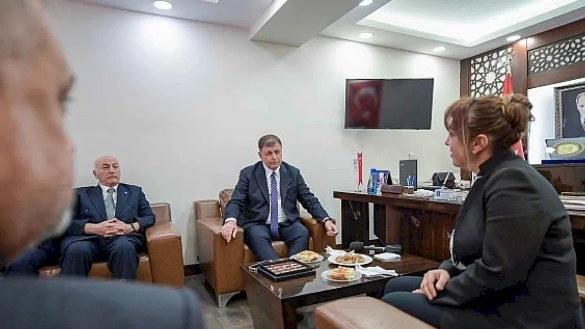 Başkan Tugay'dan İYİ Parti'ye ziyaret "Dayanışma içinde olalım"