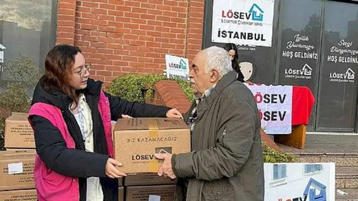 LÖSEV Mutlu Et Paketlerini Ataşehir'de Dağıtmaya Devam Ediyor