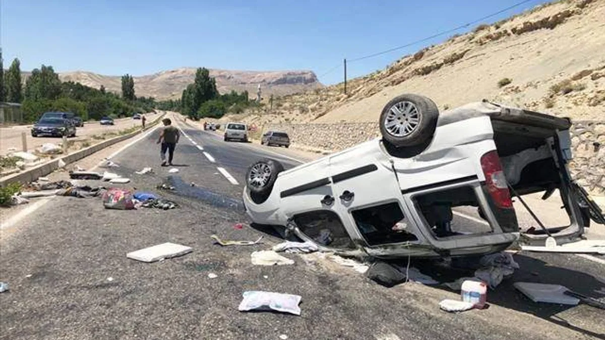 Sivas'ta devrilen hafif ticari araçtaki 5 kişi yaralandı